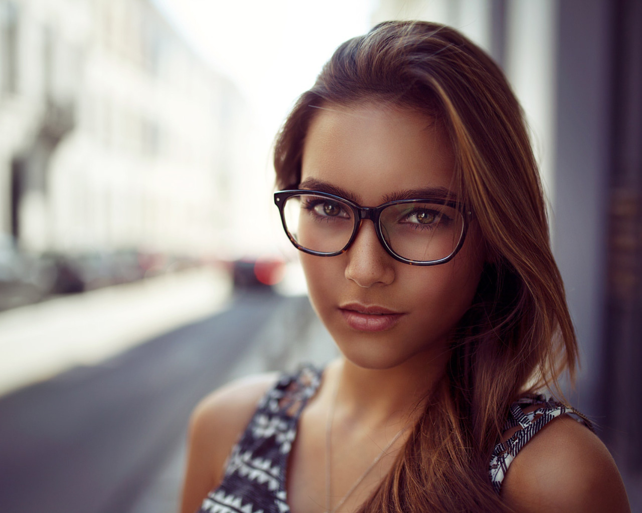 Обворожительная девушка в очках от первого лица