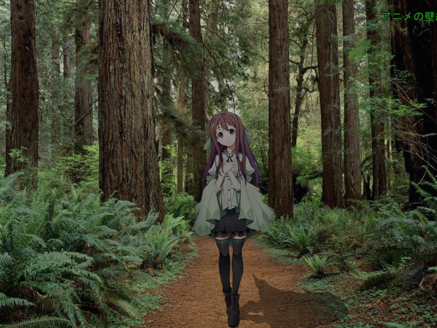 Девка мастурбирует посреди леса