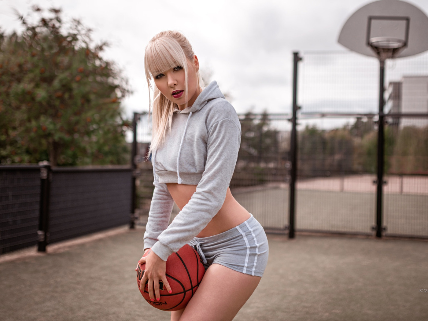 Блондиночка трахается с баскетболистом