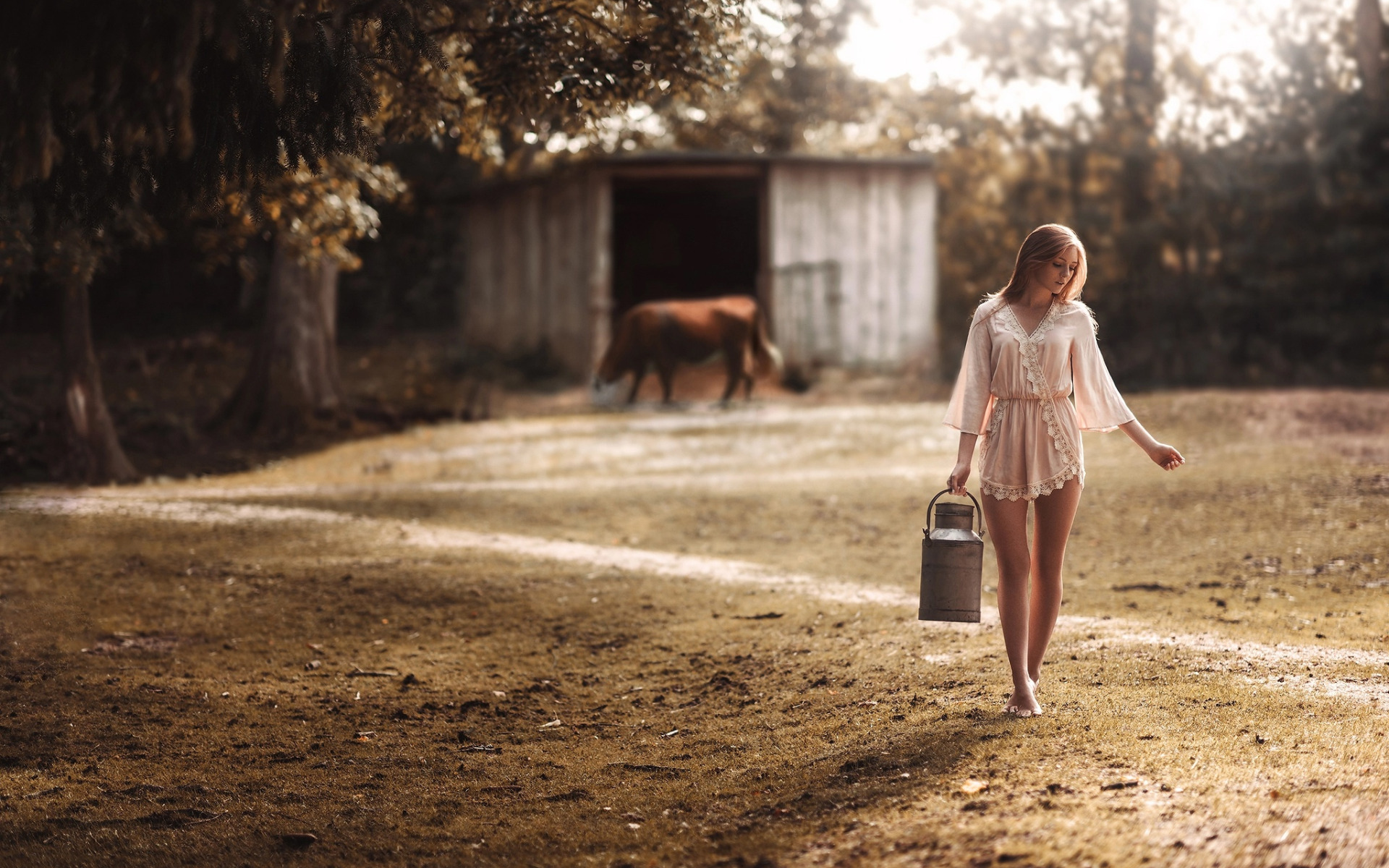 Молодая рыжая девушка надела шляпу и приехала на ферму голой