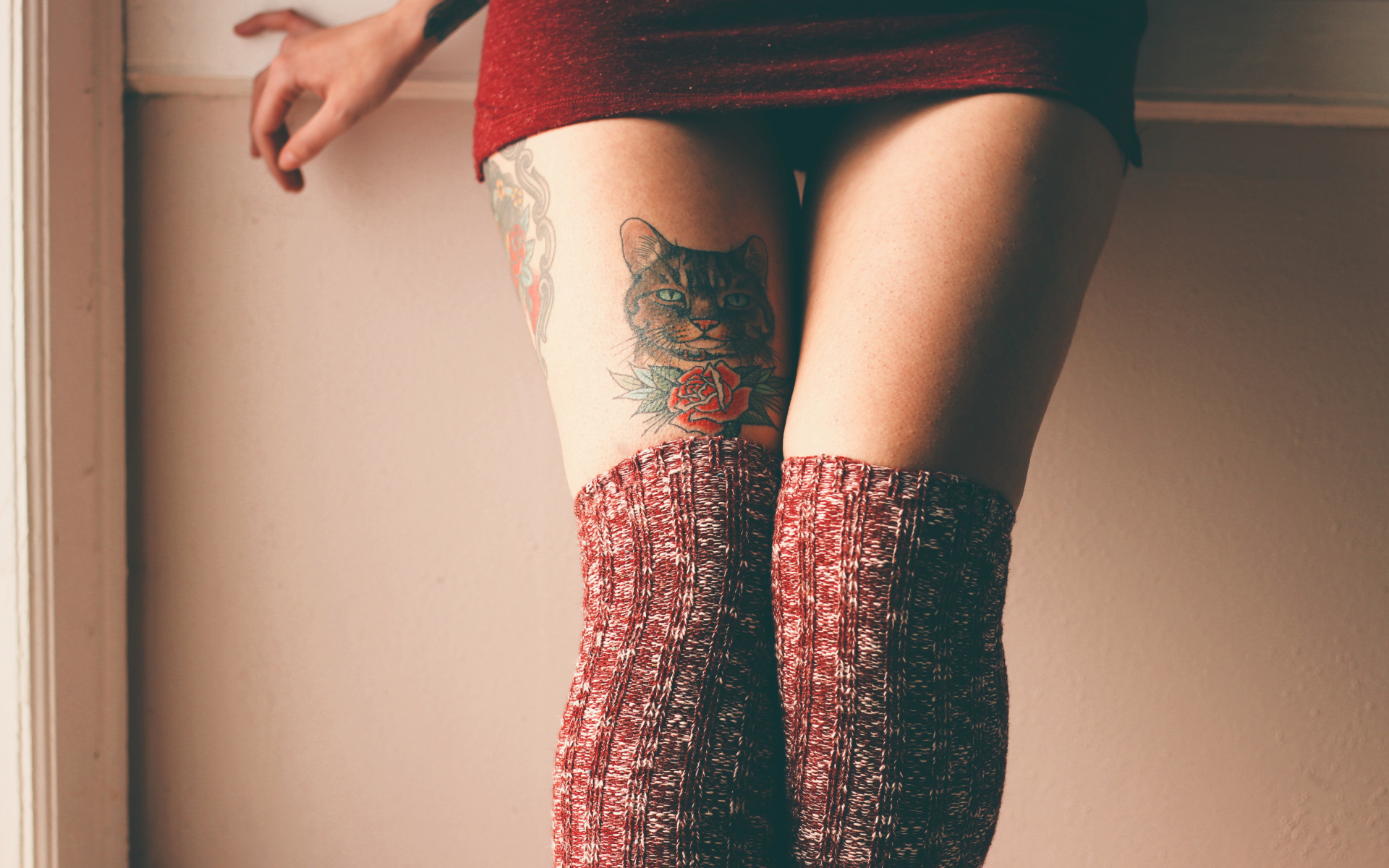 Молоденькая девушка в татуировках сняла трусики