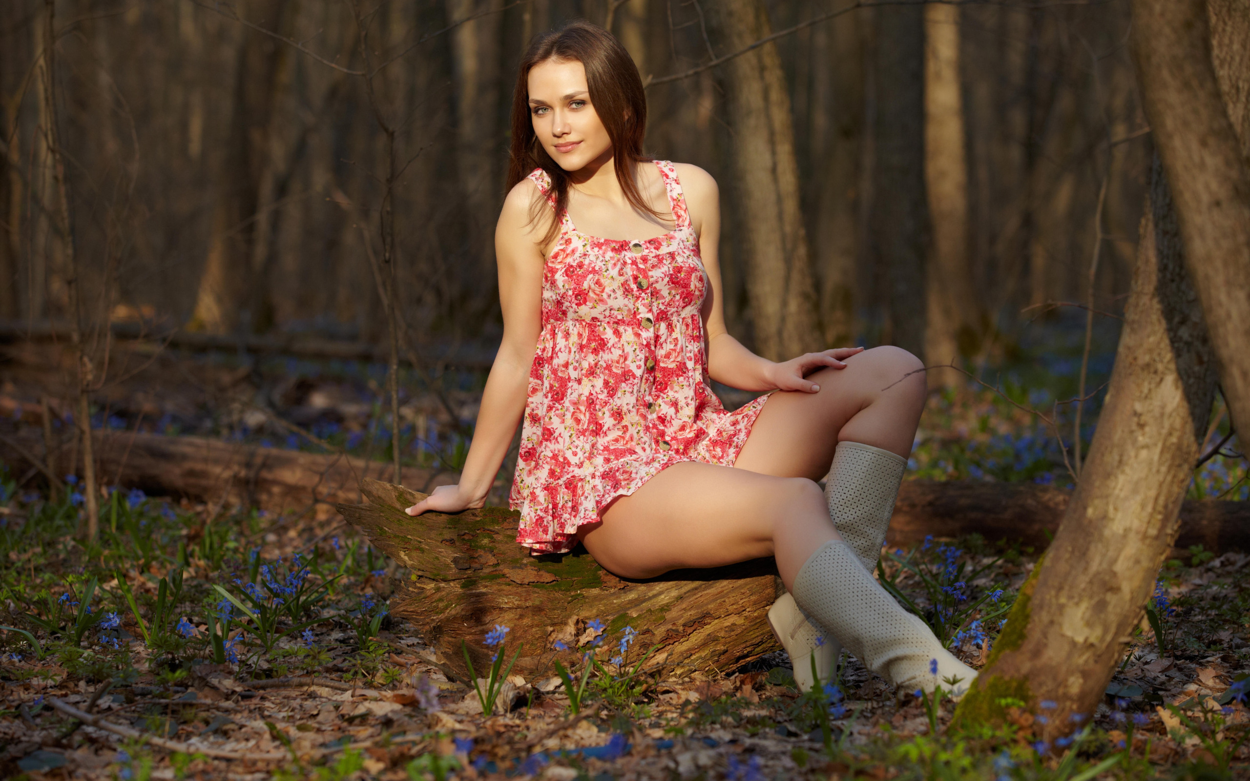 Молодая девка в чулках позирует голая на природе