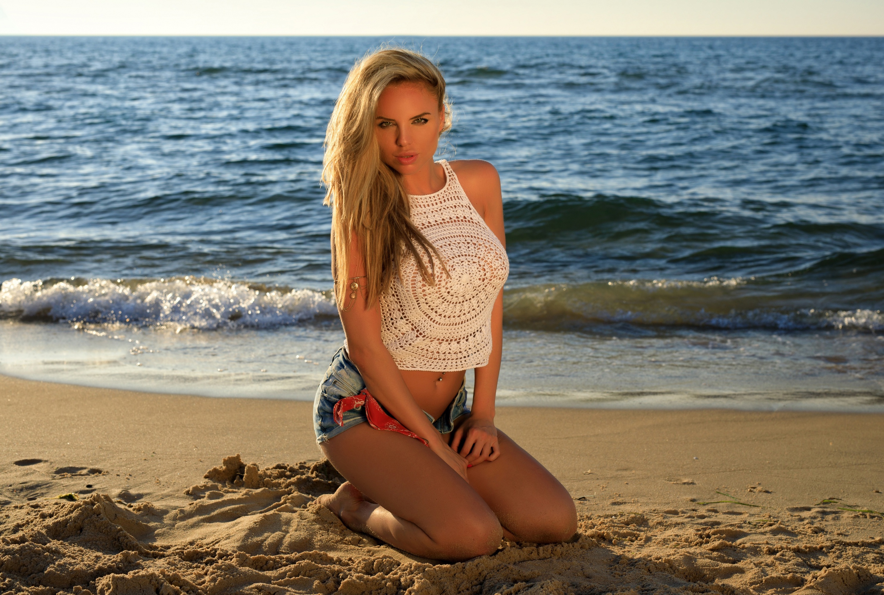 Блондинка отдыхает на пляже
