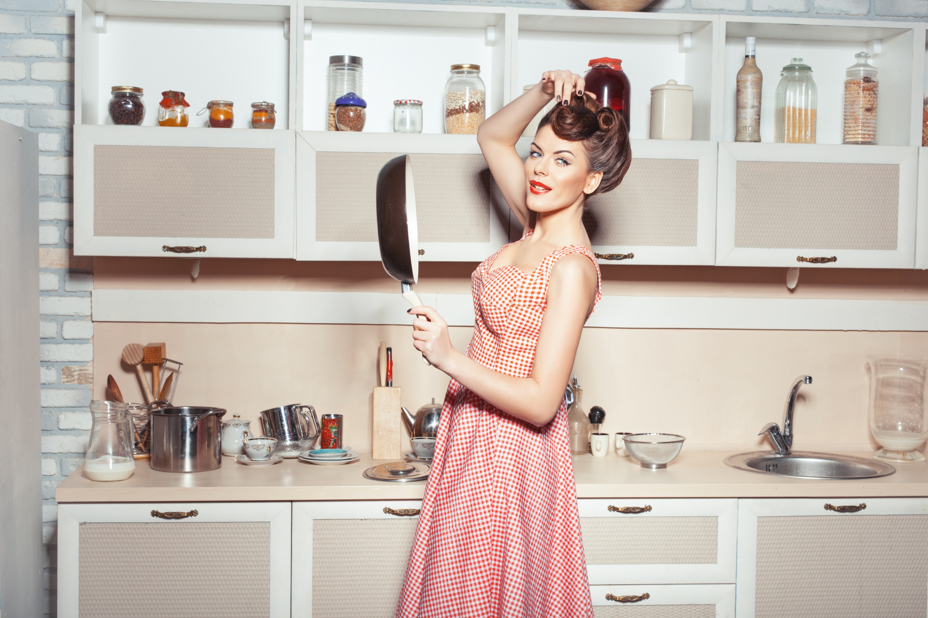 Фигуристая домохозяйка на кухне