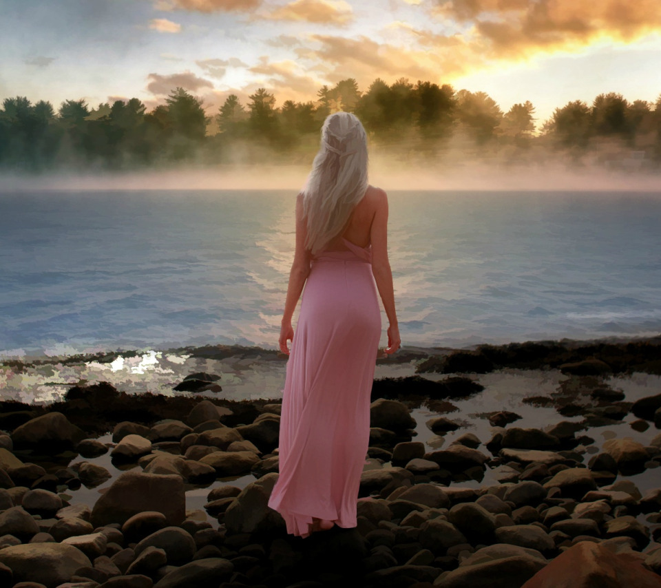 Девочка в прозрачном платье на берегу моря