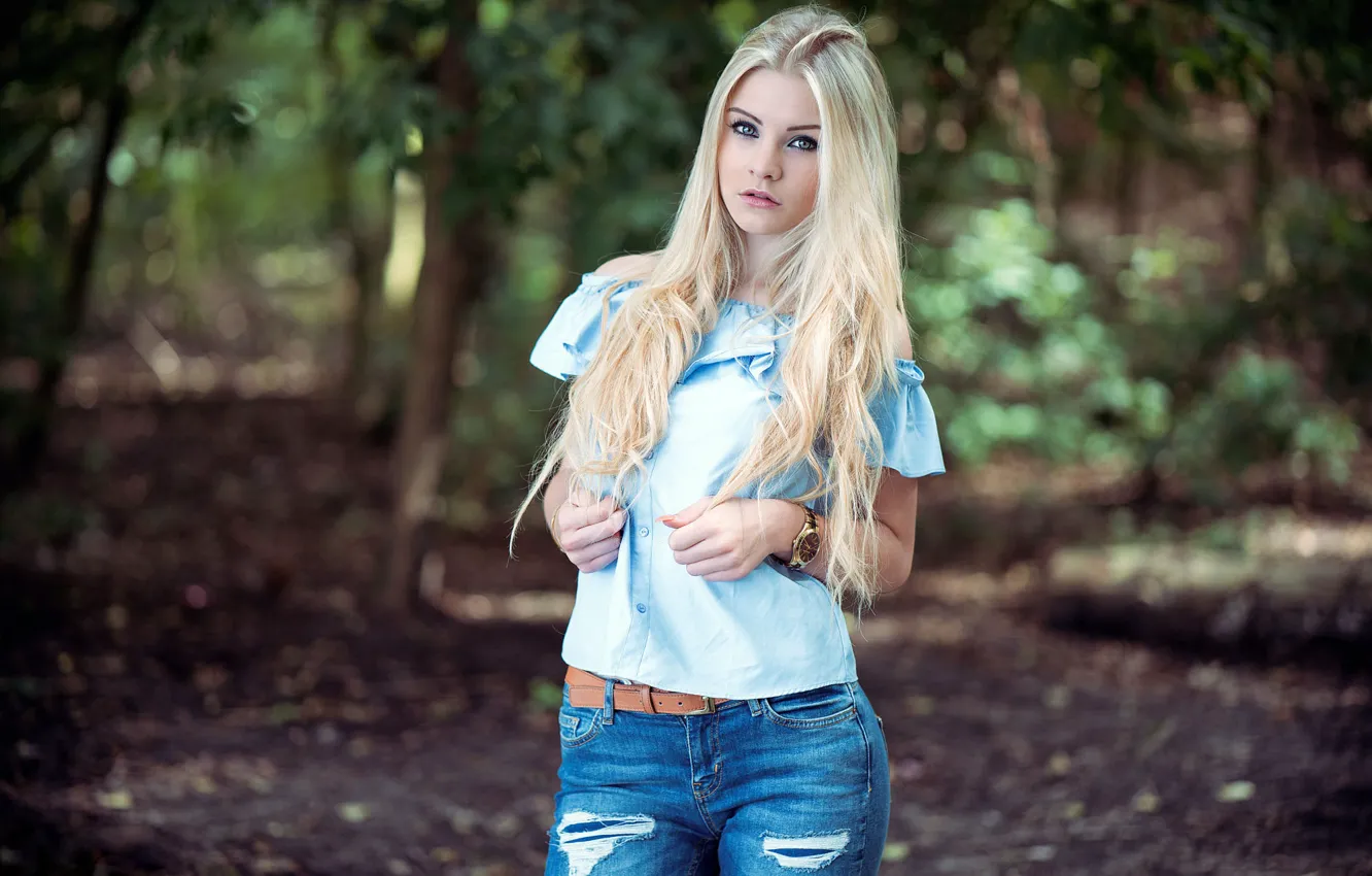 Молоденькая блондинка в джинсах светит пышными сисяндрами на улице