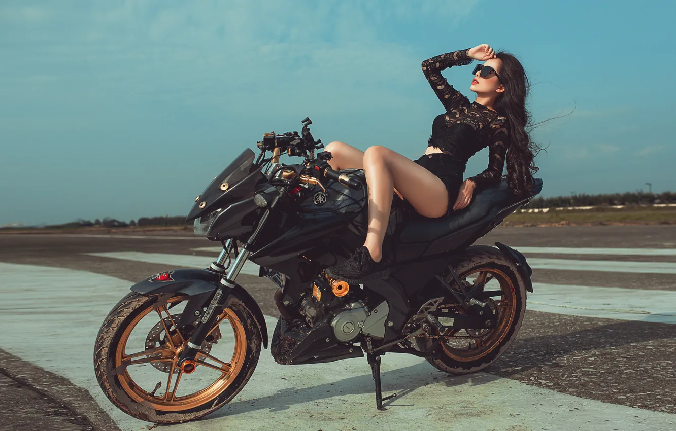 Девушки на мотоцикле