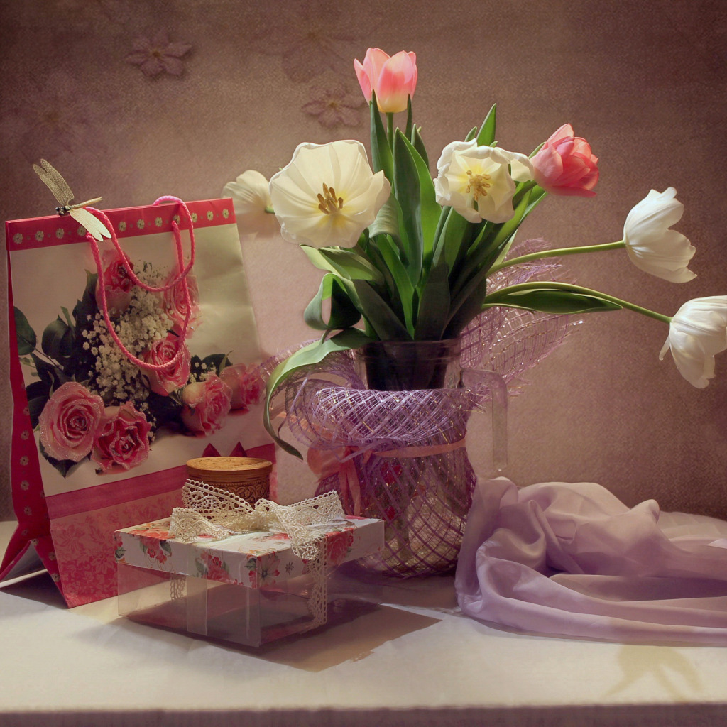 Розы и тюльпаны в одной вазе. Тюльпаны в вазе. Букет тюльпанов в вазе. Натюрморт с тюльпанами. Нежные тюльпаны в вазе.