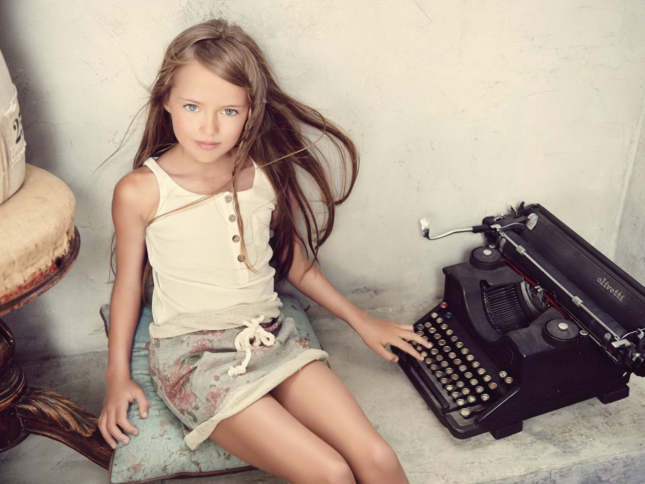 GoodFon.com - Free Wallpapers, download. look, girl, typewriter, Kristina P...