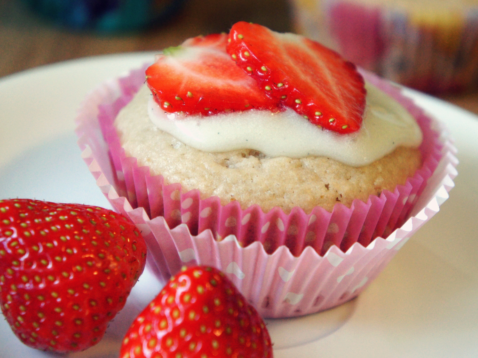 Download wallpaper Strawberry, Strawberry, Cupcake, section food in resolut...