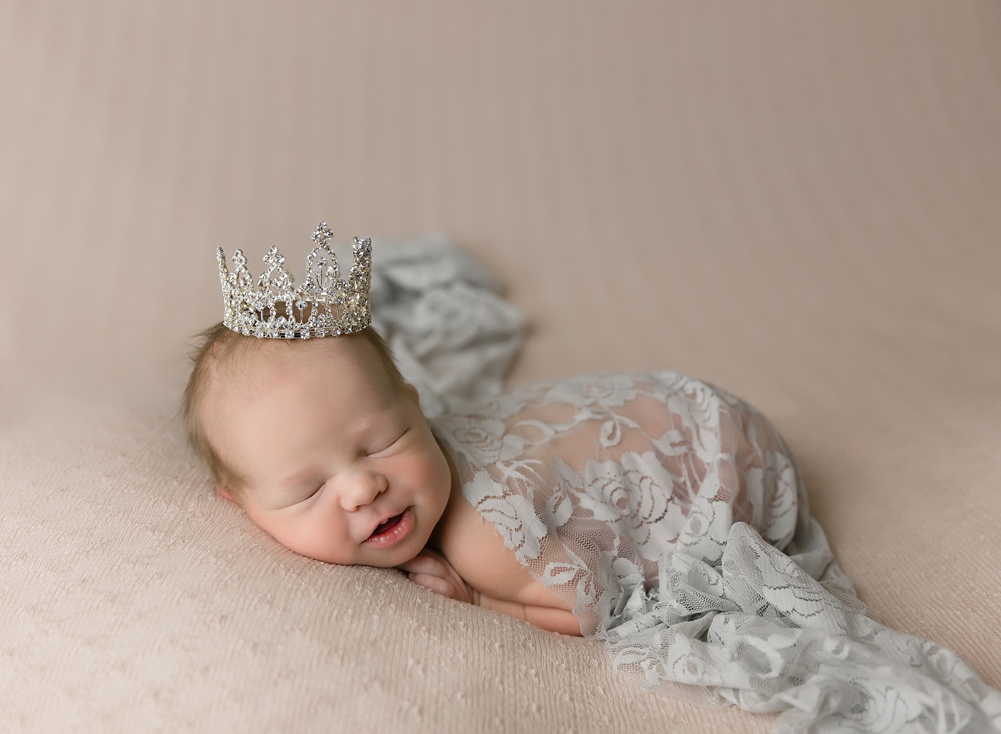 Download wallpaper angel, crown, baby, section mood in resolution 1960x1437...