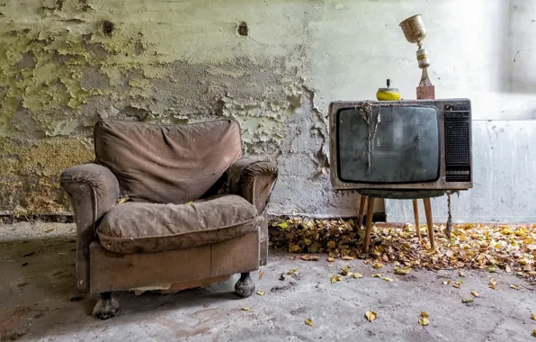 Picture room, chair, TV