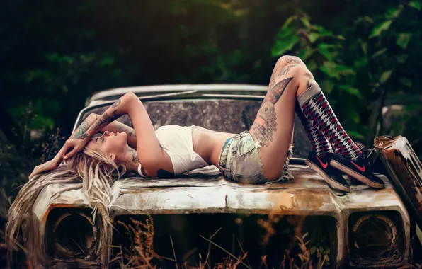 Picture car, girl, shorts, model, tatoo, blonde, rust, Lais Arena, dreds