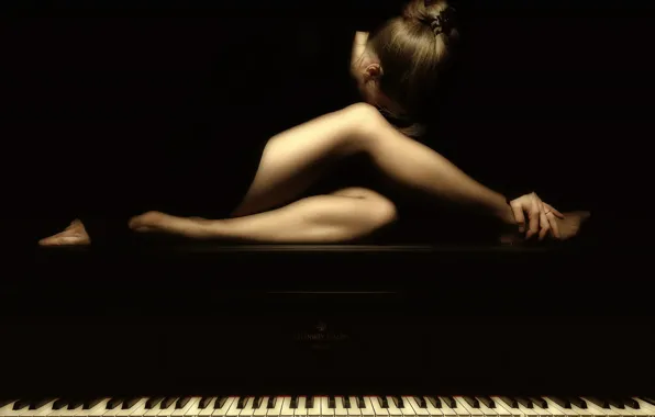 Picture girl, music, piano