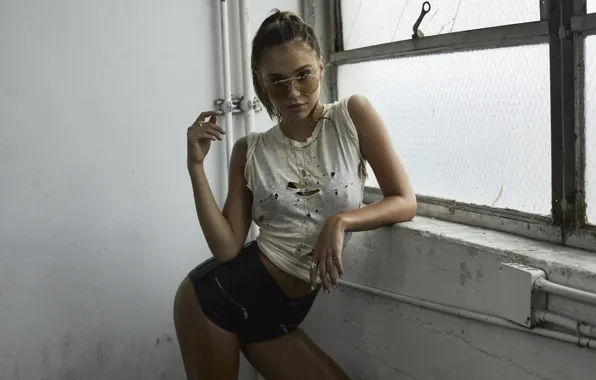 Picture girl, shorts, Mike, glasses, Alexis Ren