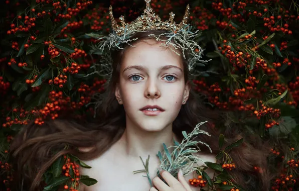 Picture look, girl, face, berries, portrait, crown, Princess, Bella Kotak