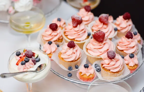 Picture strawberry, cream, cakes, blueberries, cupcake