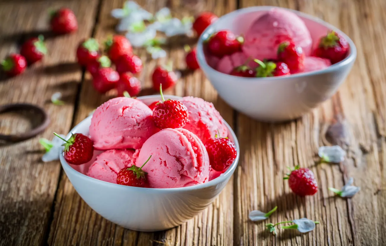 Photo wallpaper balls, strawberry, ice cream