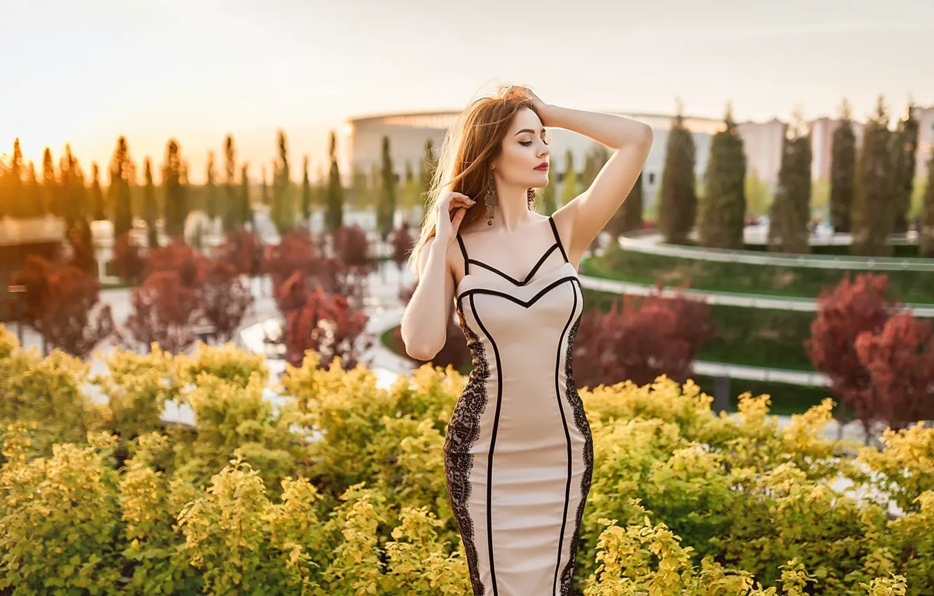 Photo wallpaper the sun, trees, landscape, pose, model, makeup, figure, dress, hairstyle, brown hair, beauty, the bushes, …