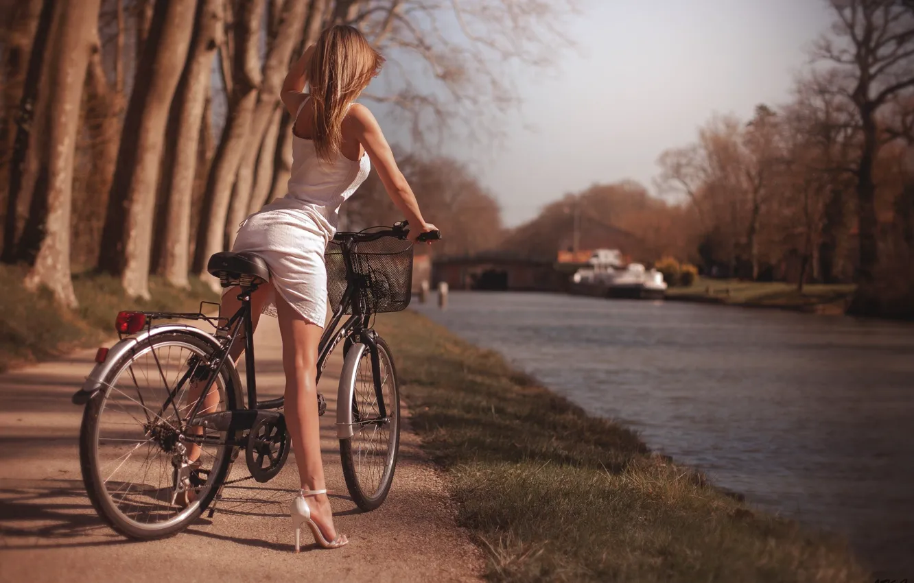 Photo wallpaper girl, the sun, trees, nature, bike, pose, Park, figure, dress, hairstyle, shoes, legs, river, in …